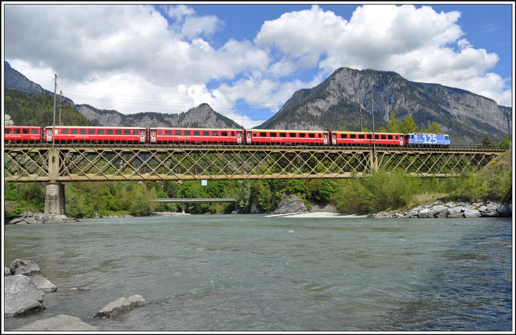 RE1245 mit Ge 4/4 II 623  Bonaduz  auf der Hinterrheinbrücke bei Reichenau-Tamins. (01.05.2014)