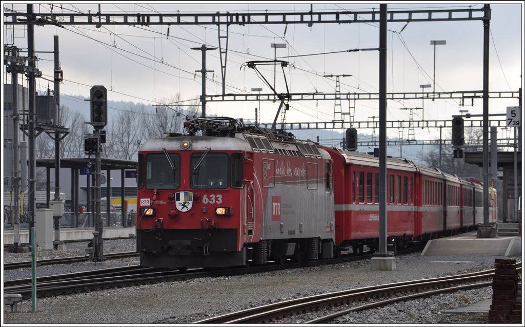 RE1245 mit Ge 4/4 II 633  Zuoz  in Untervaz-Trimmis. (25.11.2014)