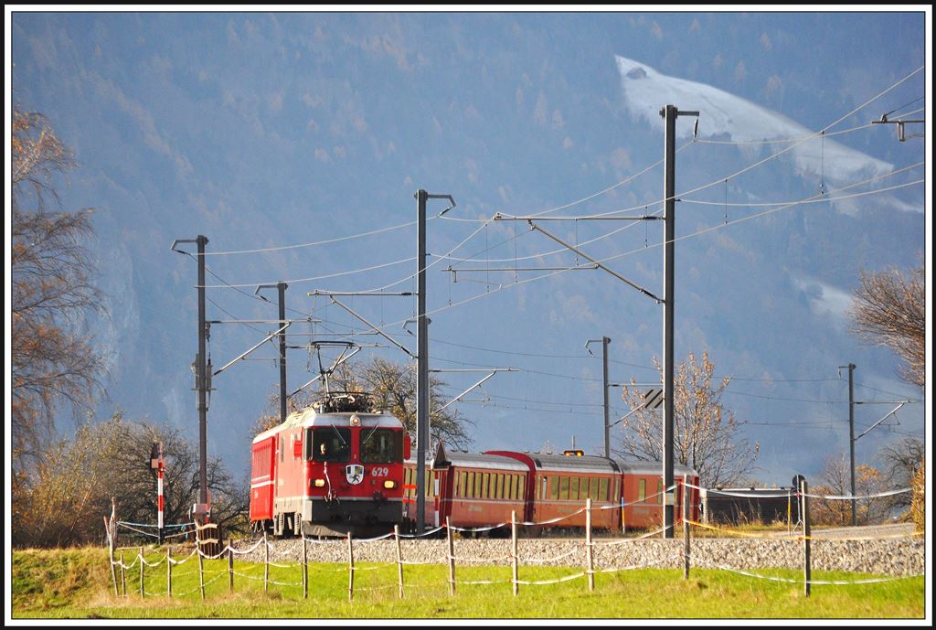 RE1245 nach Scuol-Tarasp mit Ge 4/4 II 629  Tiefencastel  beim Bahnübergang Ganda bei Malans. (29.11.2013)