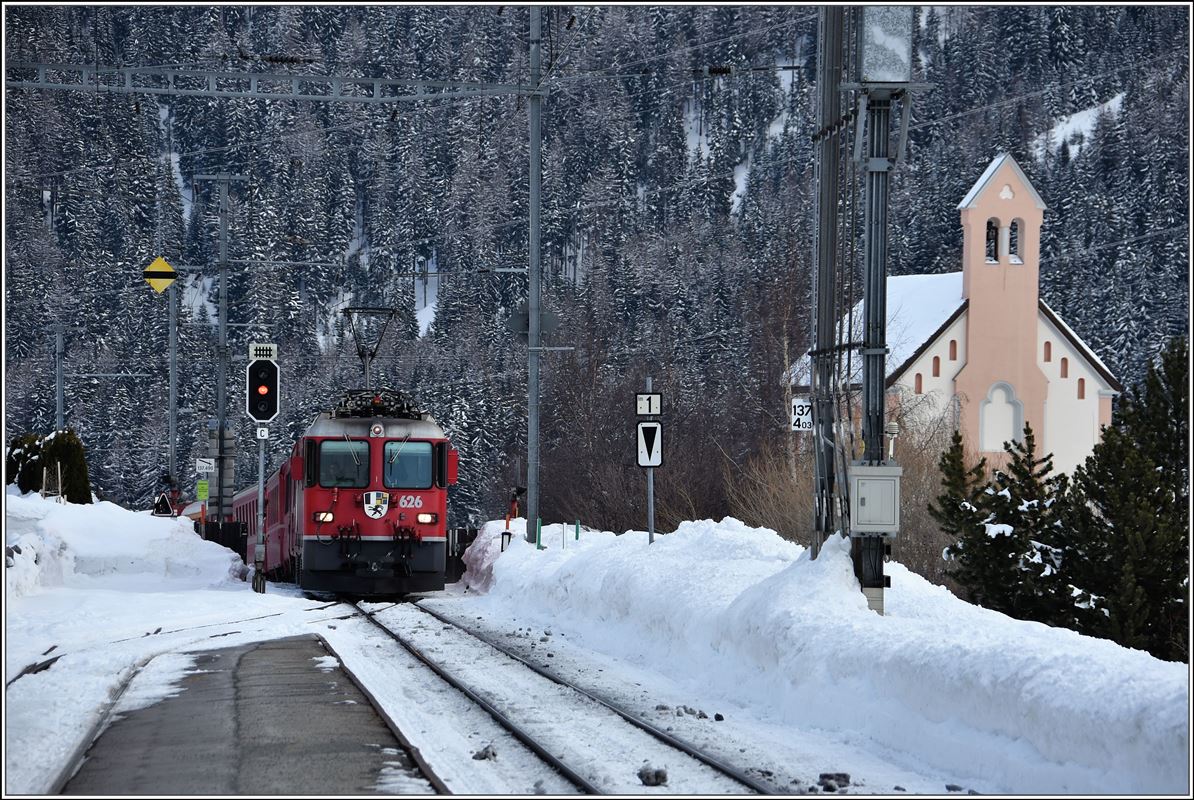 RE1248 mit Ge 4/4 II 626  Malans  in Ardez. (05.02.2017) 