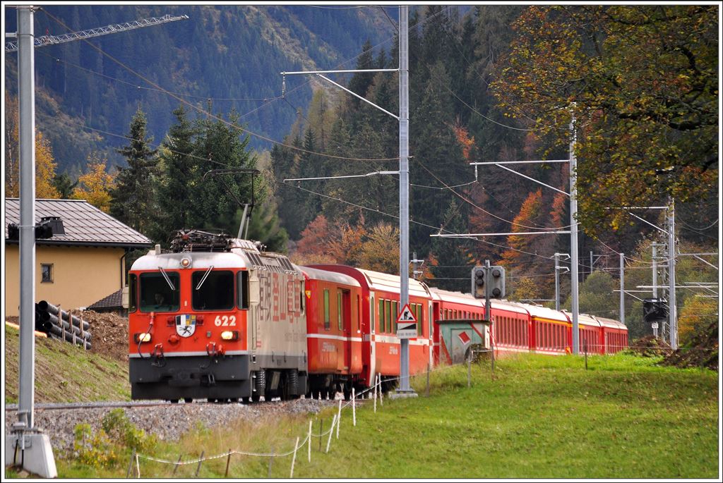 RE1248 mit Ge 4/4 II 622  Arosa  zwischen Klosters Platz und Dorf. (13.10.2014)
