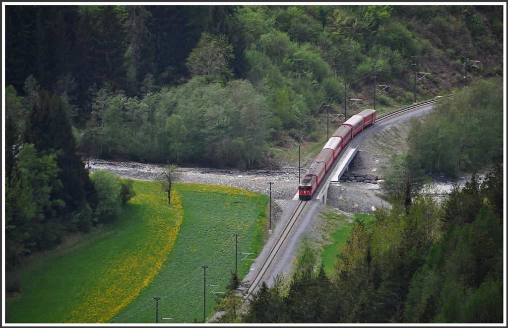 RE1249 auf der neuen Brücke über den Carrerabach bei Valendas. (05.05.2015)