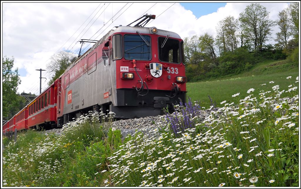 RE1249 mit Ge 4/4 II 633  Zuoz  zwischen Trin und Reichenau. (01.05.2014)