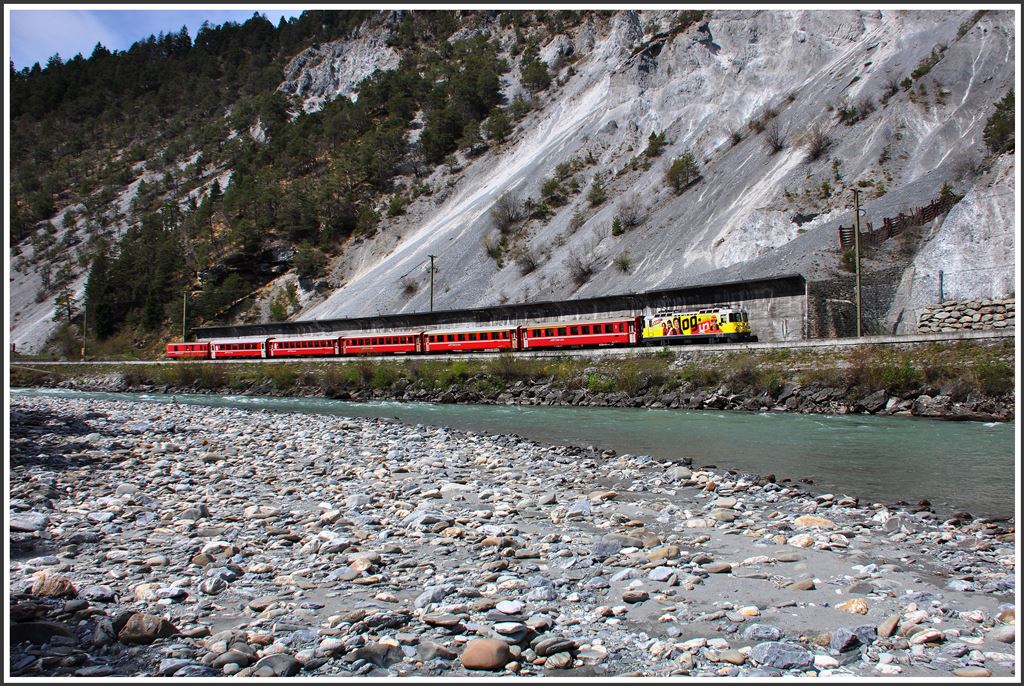 RE1249 mit Ge 4/4 II 611  Landquart  bei Trin. (20.04.2015)