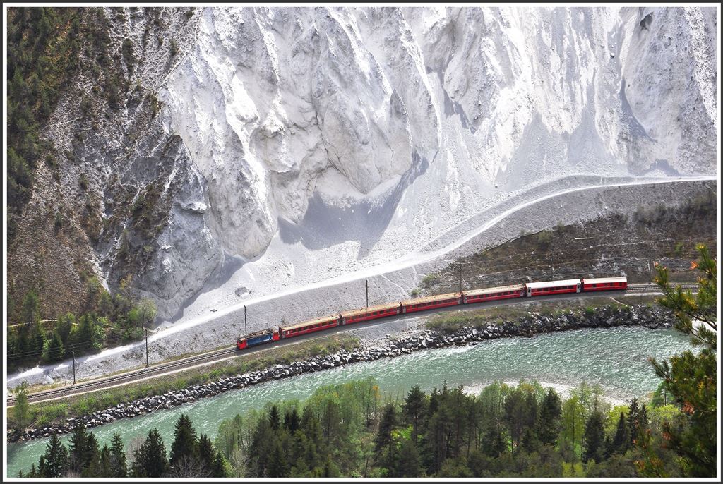 RE1249 mit der Ge 4/4 II 617  Ilanz  zwischen Valendas-Sagogn und Versam-Safien. (27.04.2015)