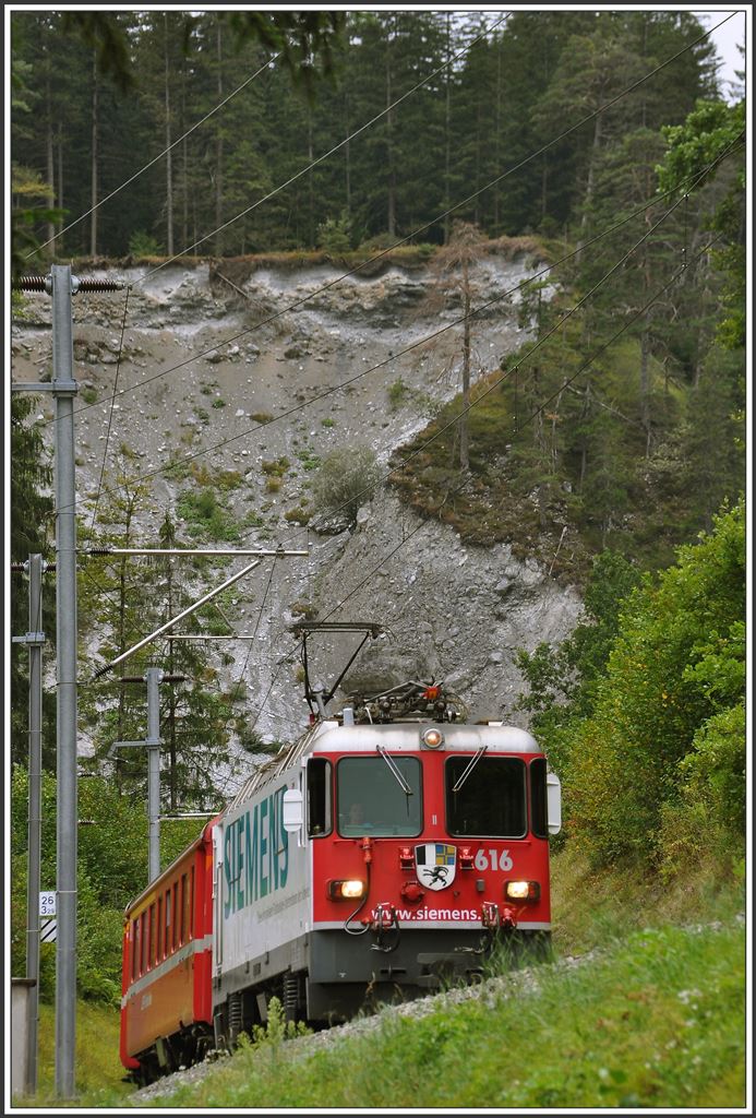 RE1249 mit Ge 4/4 II 616  Filisur  bei Trin. (19.08.2015)