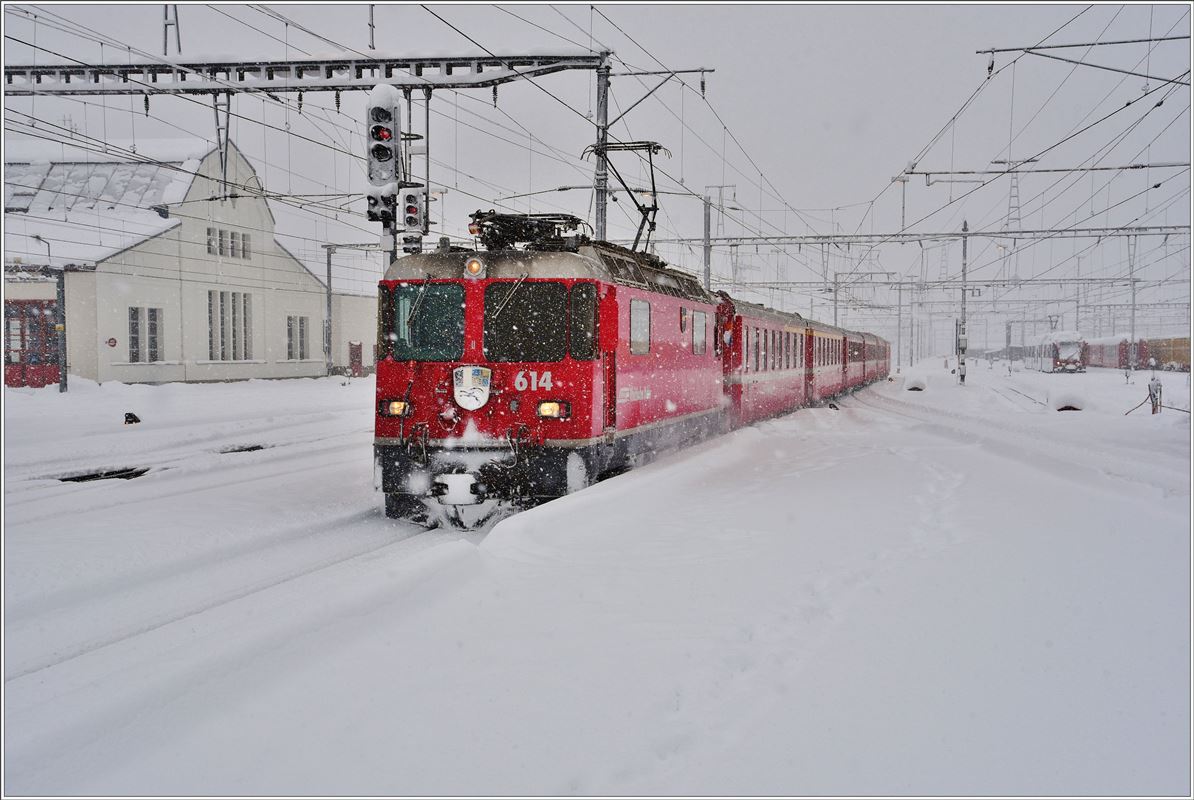 RE1249 mit Ge 4/4 II 614  Schiers  trifft in Landquart ein. (14.01.2017)