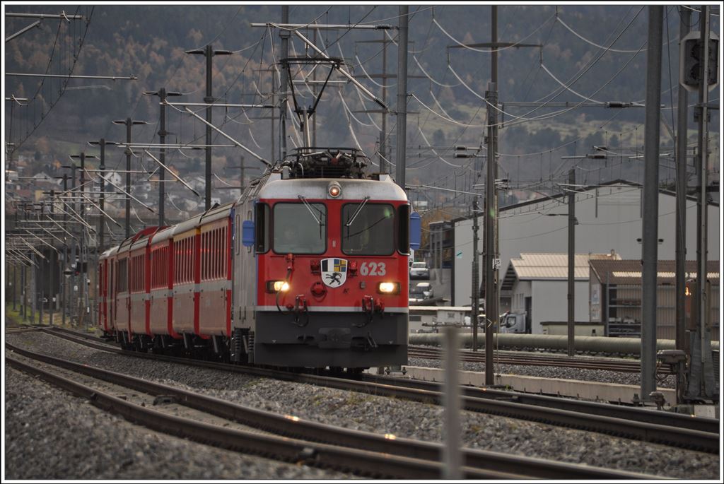 RE1249 nach Scuol mit Ge 4/4 II 623  Bonaduz  in Zizers Altlöser  (20.10.2014)