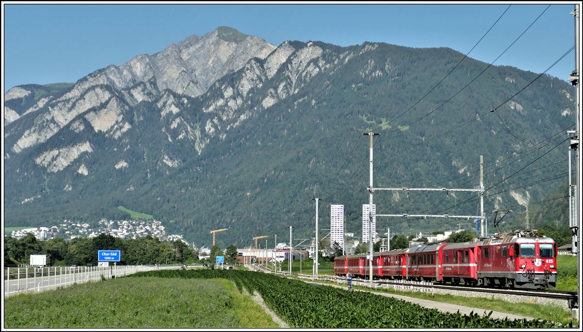 RE1252 nach Disentis mit der Ge 4/4 II 625  Küblis  zwischen Chur West und Felsberg mit dem Montalin 2265m im Hintergrund. (07.07.2020)