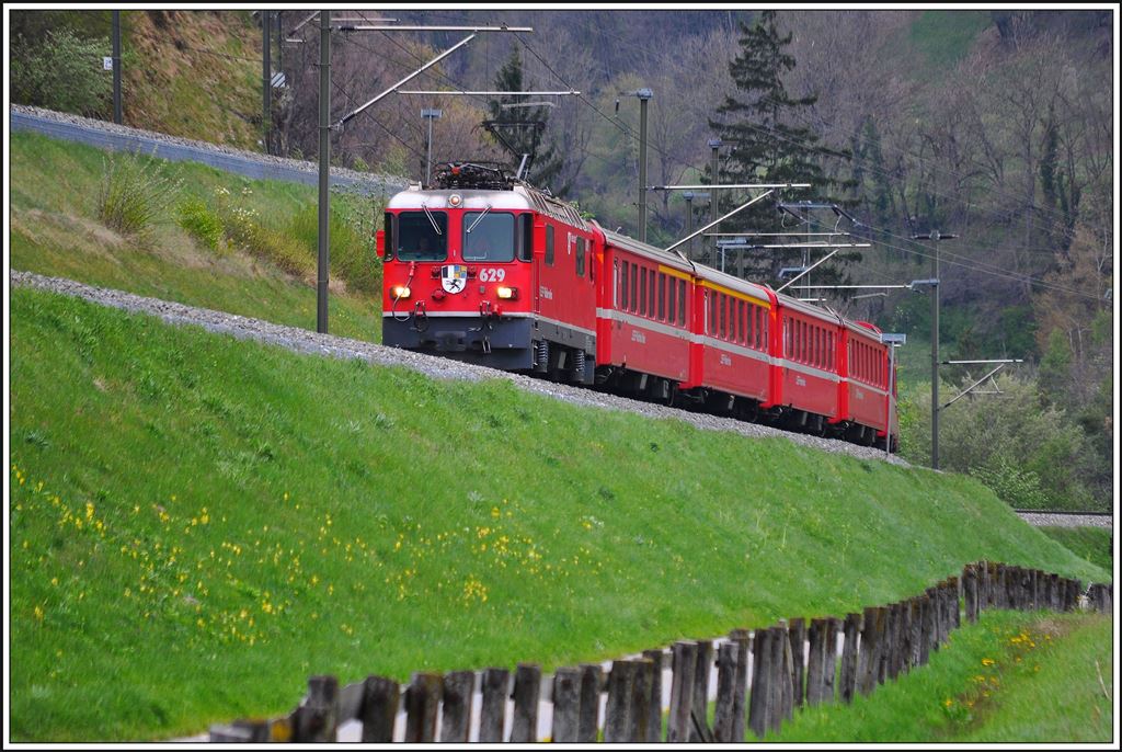 RE1253 mit Ge 4/4 II 629  Tiefencastel  bei der Verzweigung von Oberländer- und Albulalinie in Reichenau-Tamins. (18.04.2014)