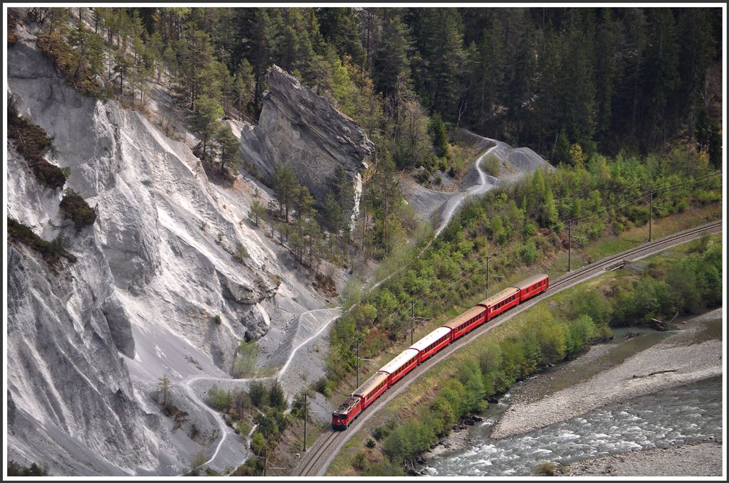 RE1253 mit der Ge 4/4 II 629  Tiefencastel  zwischen Valendas-Sagogn und Versam-Safien. (27.04.2015)