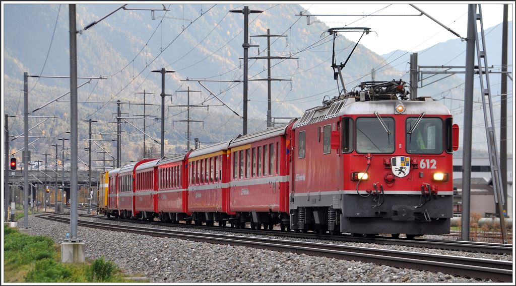 RE1253 mit Ge 4/4 II 612  Thusis  in Zizers Altlöser. (06.11.2015)