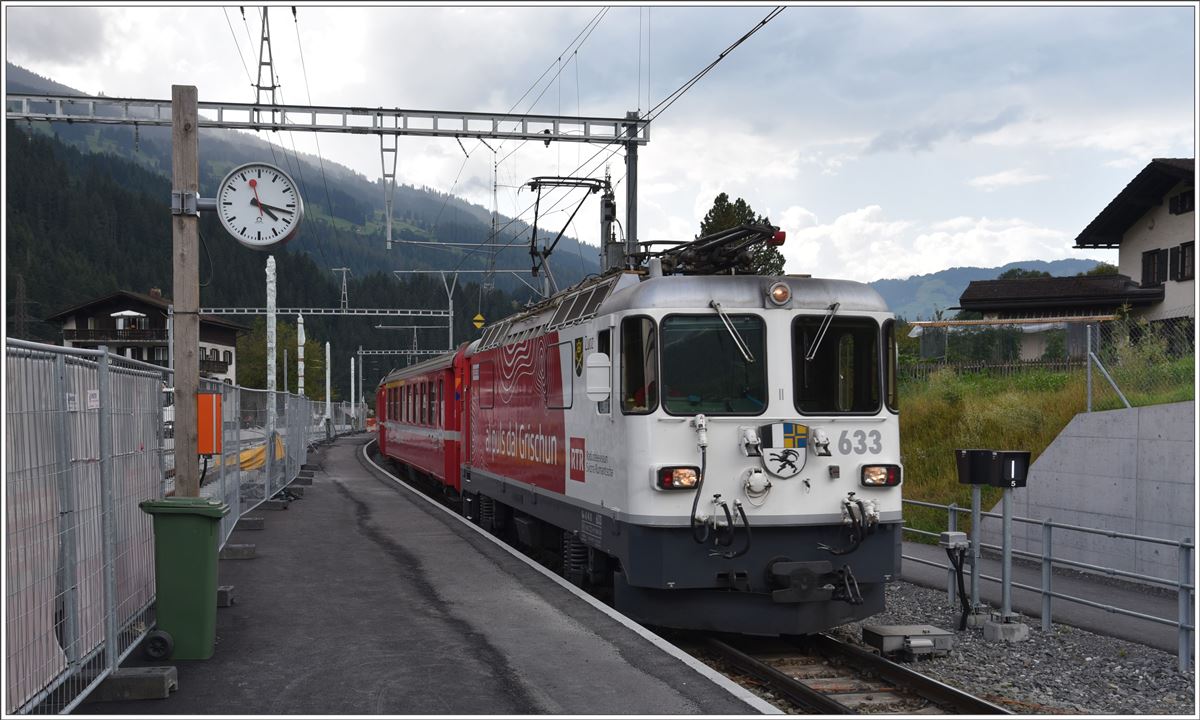 RE1253 mit Ge 4/4 II 633  Zuoz  in Küblis, wo wegen des Totalumbaus momentan nur ein Gleis zur Verfügung steht. (30.08.2016)