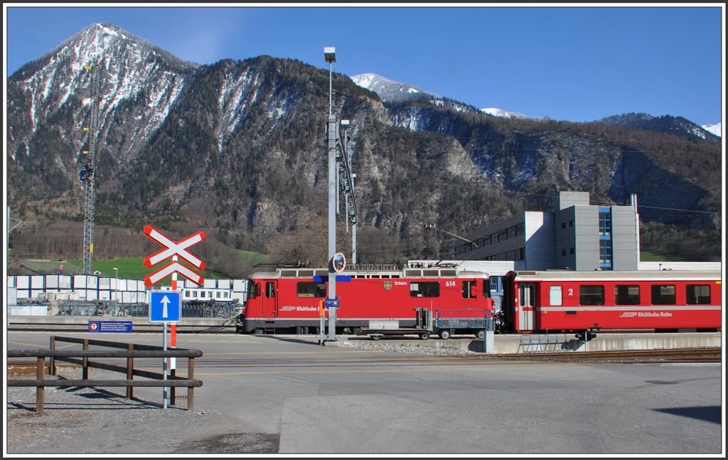 RE1257 mit Ge 4/4 II 614  Schiers  fährt in Untervaz-Trimmis ein. Im Hintergrund thront der 1775m hohe Zipperspitz. (07.04.2015)