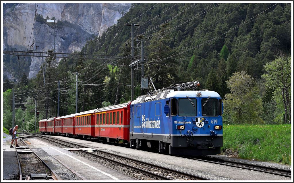RE1257 mit Ge 4/4 II 619  Samedan  in Versam-Safien. (05.05.2015)