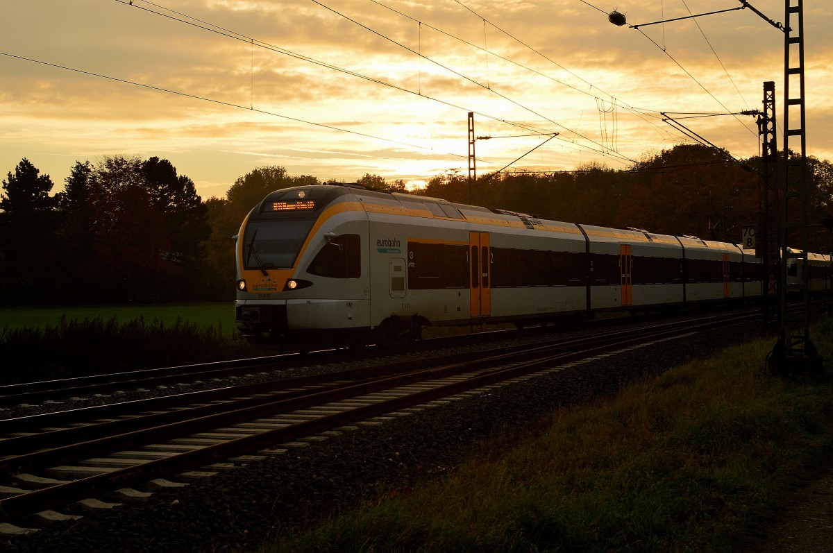 RE13 nach Hamm in Kleinenbroich vorweg ist der ET 6.01 des aus Venlo kommenden Zuges.
28.10.2015