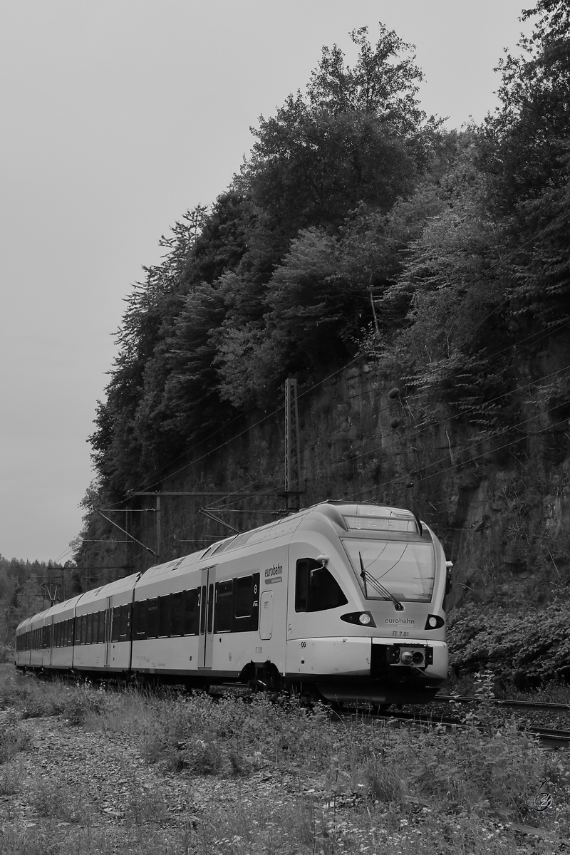 RE13 Richtung Hamm mit ET 7.01 kurz vor der Ankunft am Bahnhof in Ennepetal. (Juli 2020)
