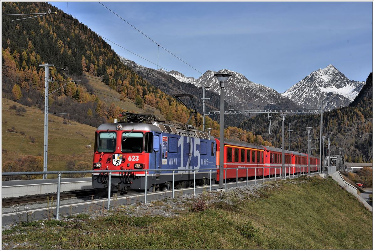 RE1323 nach St.Moritz mit Ge 4/4 II 623  Bonaduz  in Zernez. Im Hintergrund der Piz Linard 3410m. (26.10.2017)
