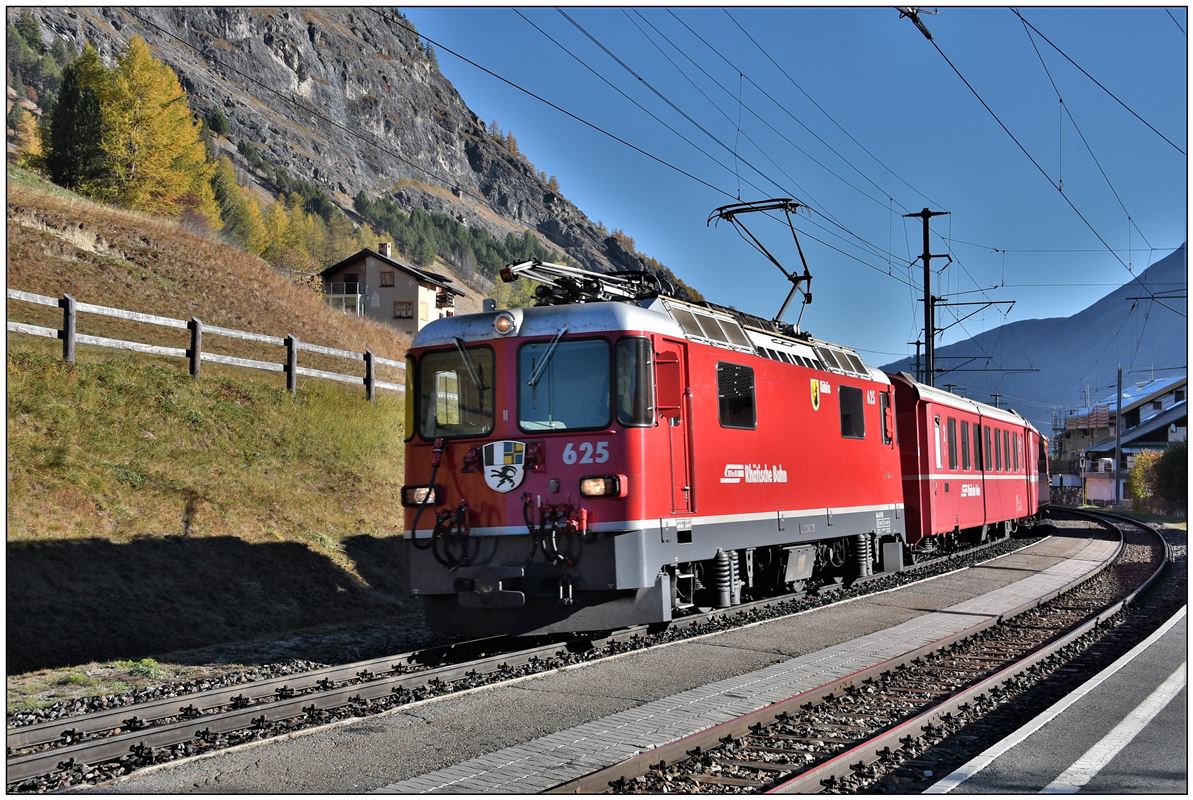 RE1323 nach St.Moritz mit Ge 4/4 II 625  Küblis  in S-chanf. (13.10.2018)