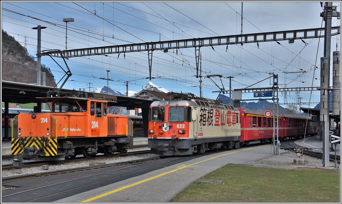RE1326 von St.Moritz mit Ge 4/4 II 622  Arosa  und Ge 3/3 214 in Landquart. (04.04.2018)