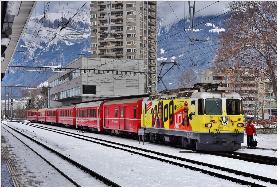 RE1334 aus St.Moritz mit Ge 4/4 II 611  Landquart  ist in Landquart eingetroffen. (04.01.2017)