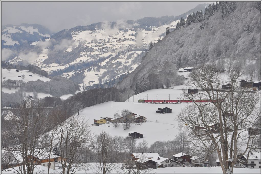 RE1334 mit Ge 4/4 II 630  Trun  von St.Moritz unterhalb von Klosters Dorf. (04.02.2016)