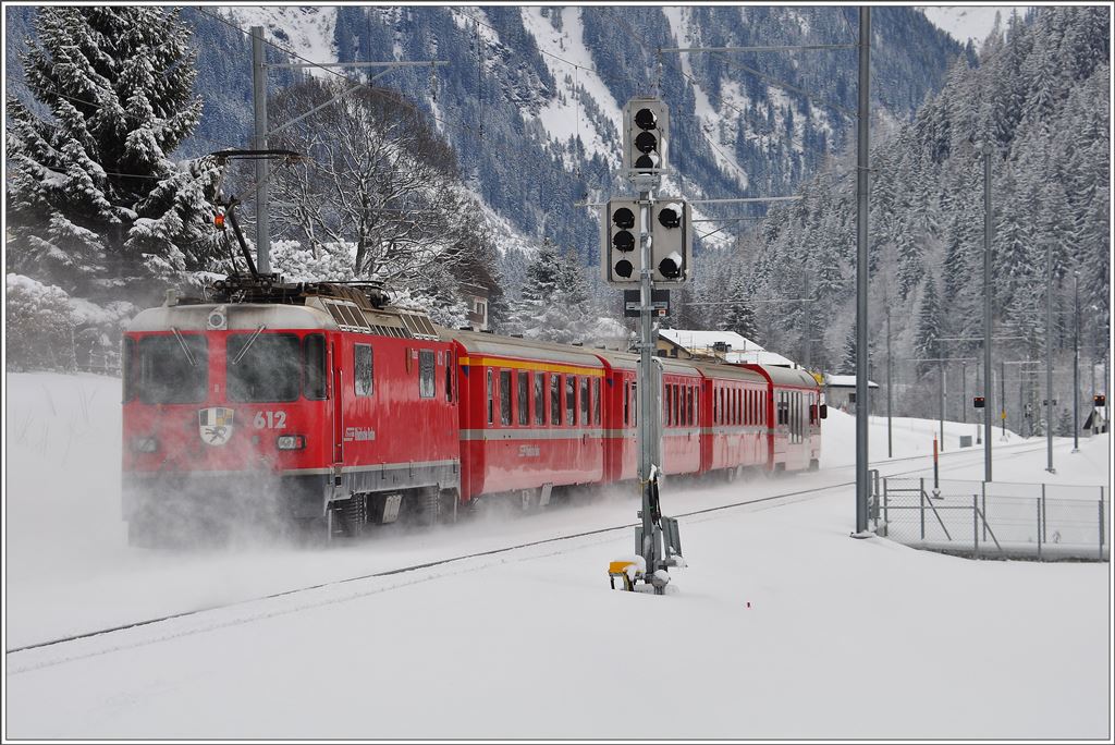 RE1335 mit Ge 4/4 II 612  Thusis  nach St.Moritz zwischen Klosters Dorf und Platz. (04.02.2016)