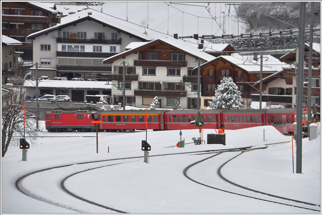 RE1335 mit Ge 4/4 II 612  Thusis  nach St.Moritz in Klosters Dorf beim Übergang zur neuen Doppelspur Richtung Klosters Platz. (04.02.2016)