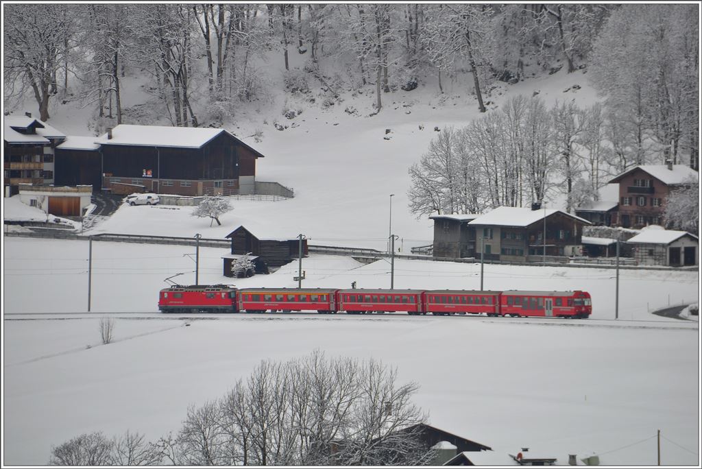 RE1335 mit Ge 47/4 II 612  Thusis  nach St.Moritz unterhalb von Klosters Dorf. (04.02.2016)