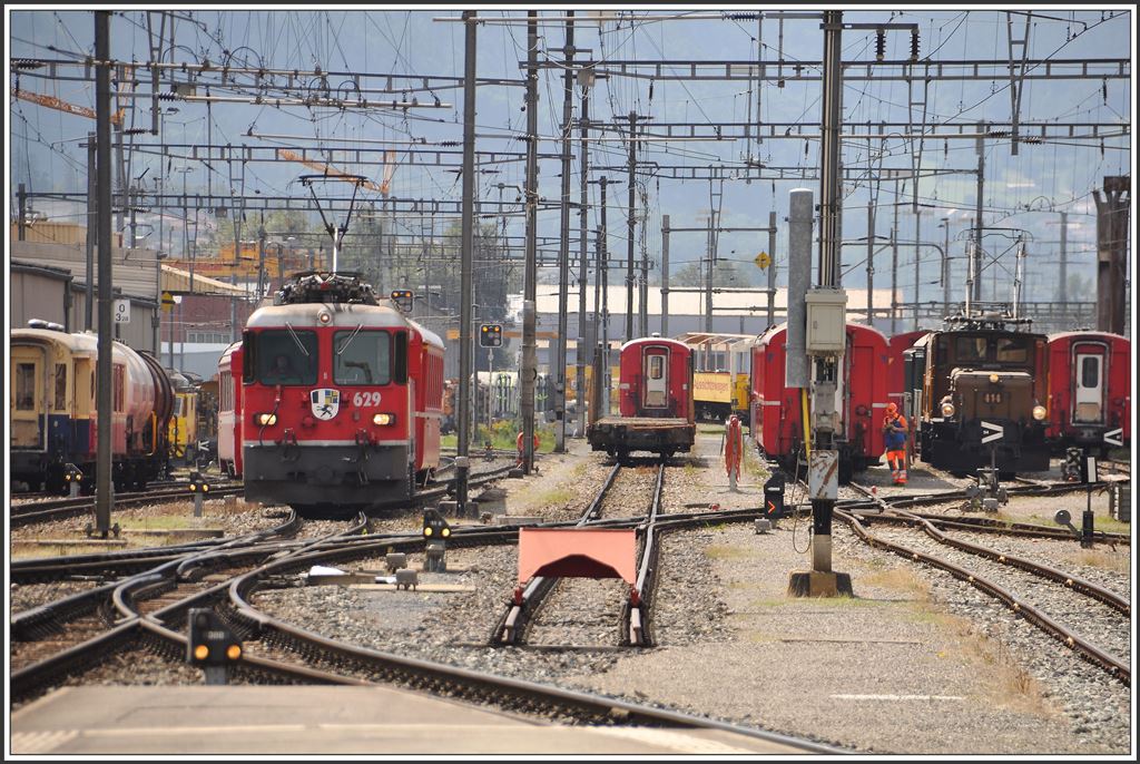 RE1335 nach Scuol-Tarasp mit der Ge 4/4 II 629  Tiefencastel  fährt im Landquart ein. (01.09.2015)