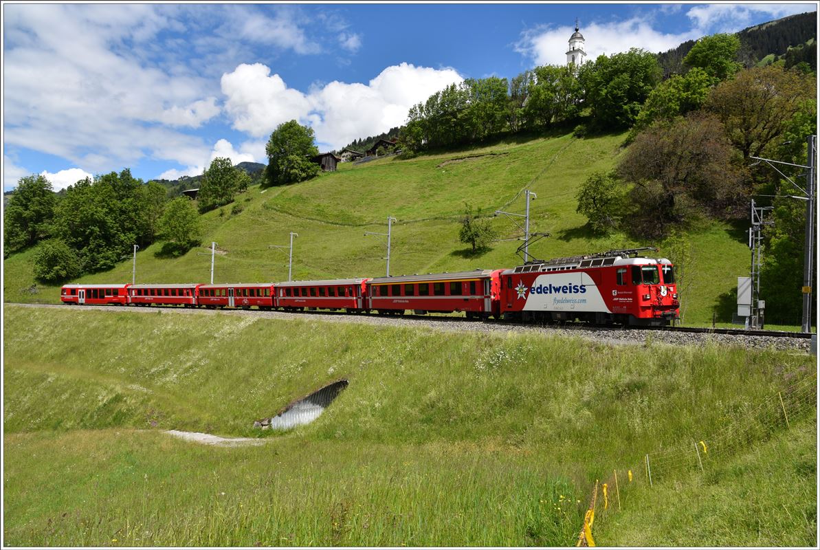 RE1335 nach St.Moritz mit der Ge 4/4 II 618  Bergün/Bravuogn  unterhalb des Saaser Tunnels. (06.06.2016)