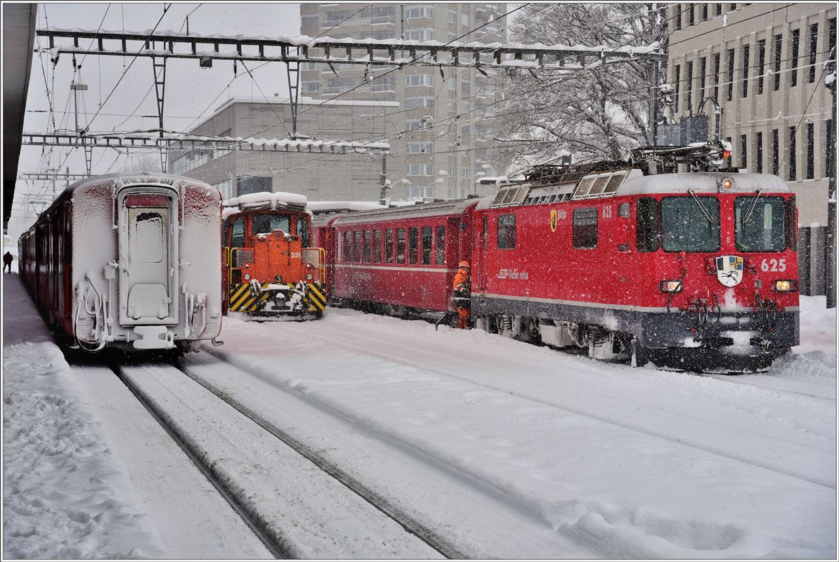 RE1342 aus St.Moritz mit Ge 4/4 II 625  Küblis  ist in Landquart eingetroffen (14.01.2017)