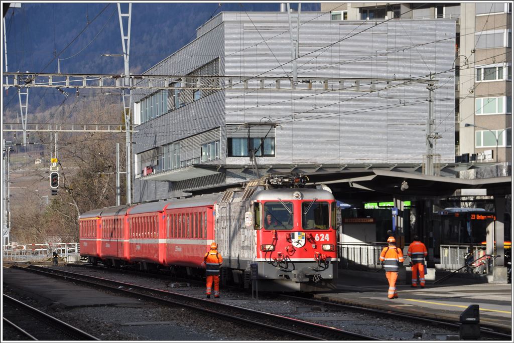RE1342 mit Ge 4/4 II 624  Celerina/Schlarigna  in Landquart. (05.01.2016)