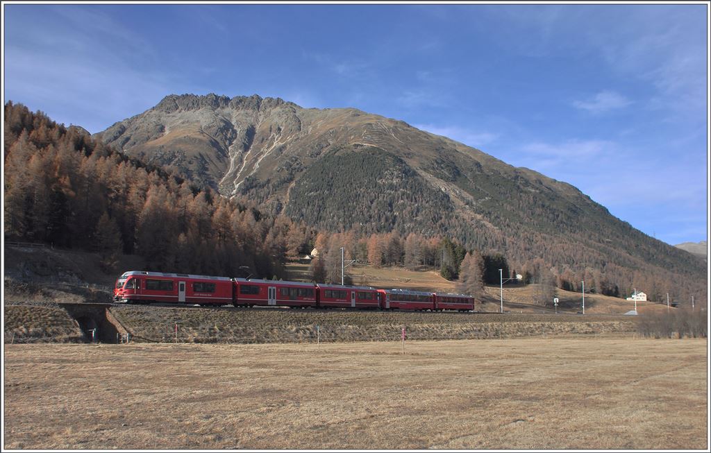 RE1343 von Landquart nach St.Moritz zwischen Bever und Samedan.(16.11.2015)