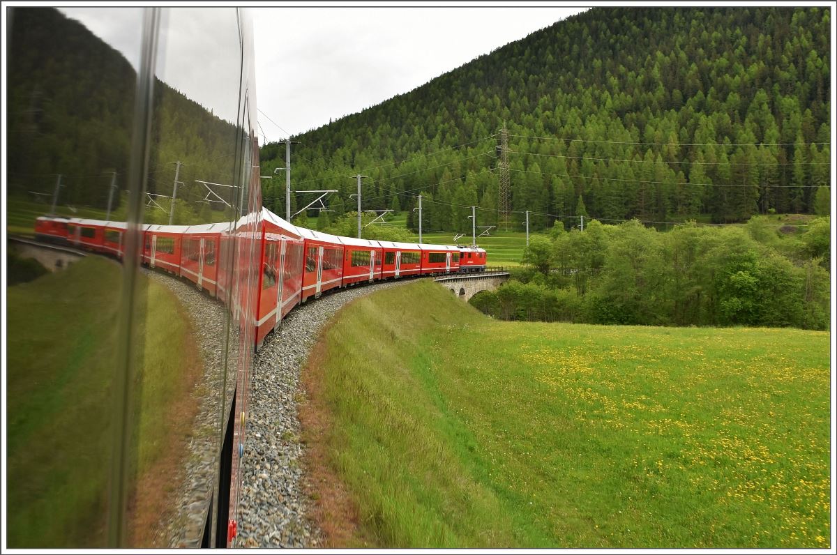 RE1343 mit Ge 4/4 II 625  Küblis  und AGZ bei Zernez. (08.06.2016)