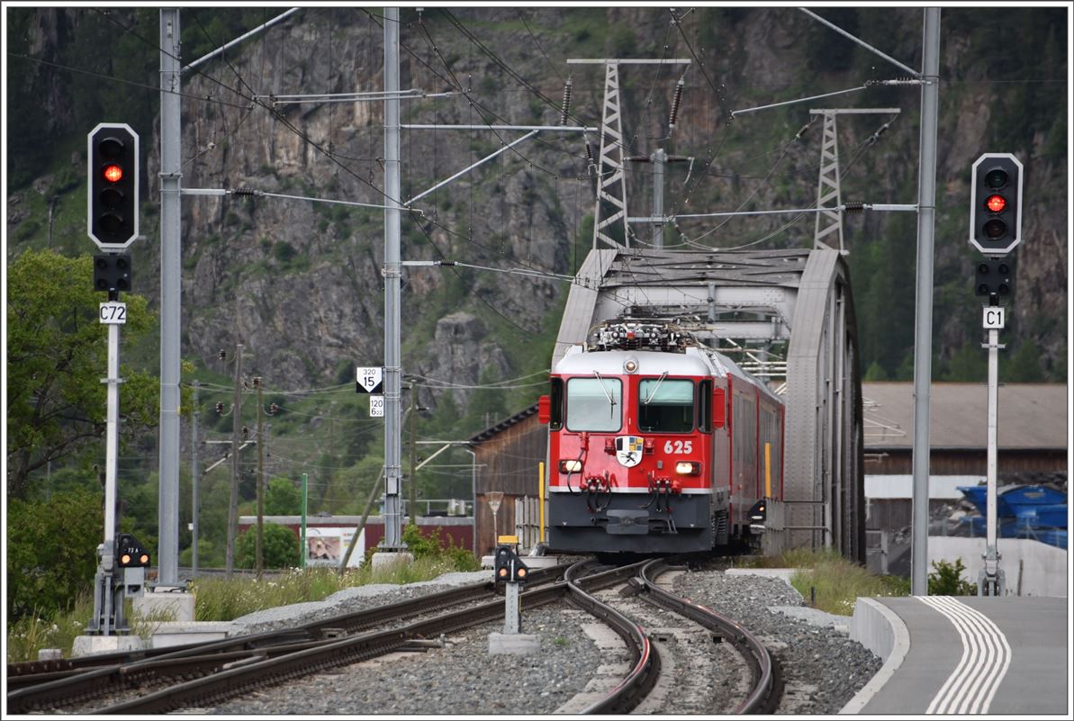 RE1343 mit Ge 4/4 II 625  Küblis  und AGZ auf der Innbrücke bei Zernez. (08.06.2016)