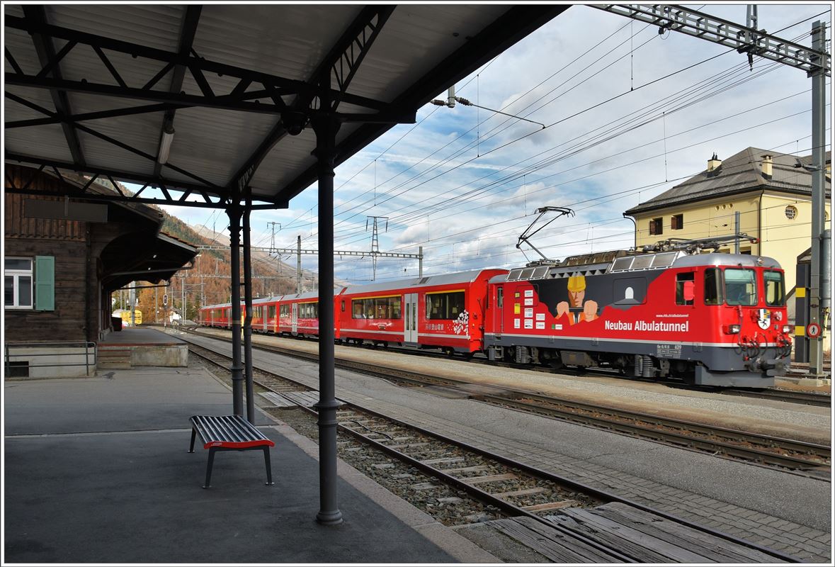 RE1343 mit Ge 4/4 II 629  Tiefencastel  und einem neuen AGZ in Bever. (02.11.2016)