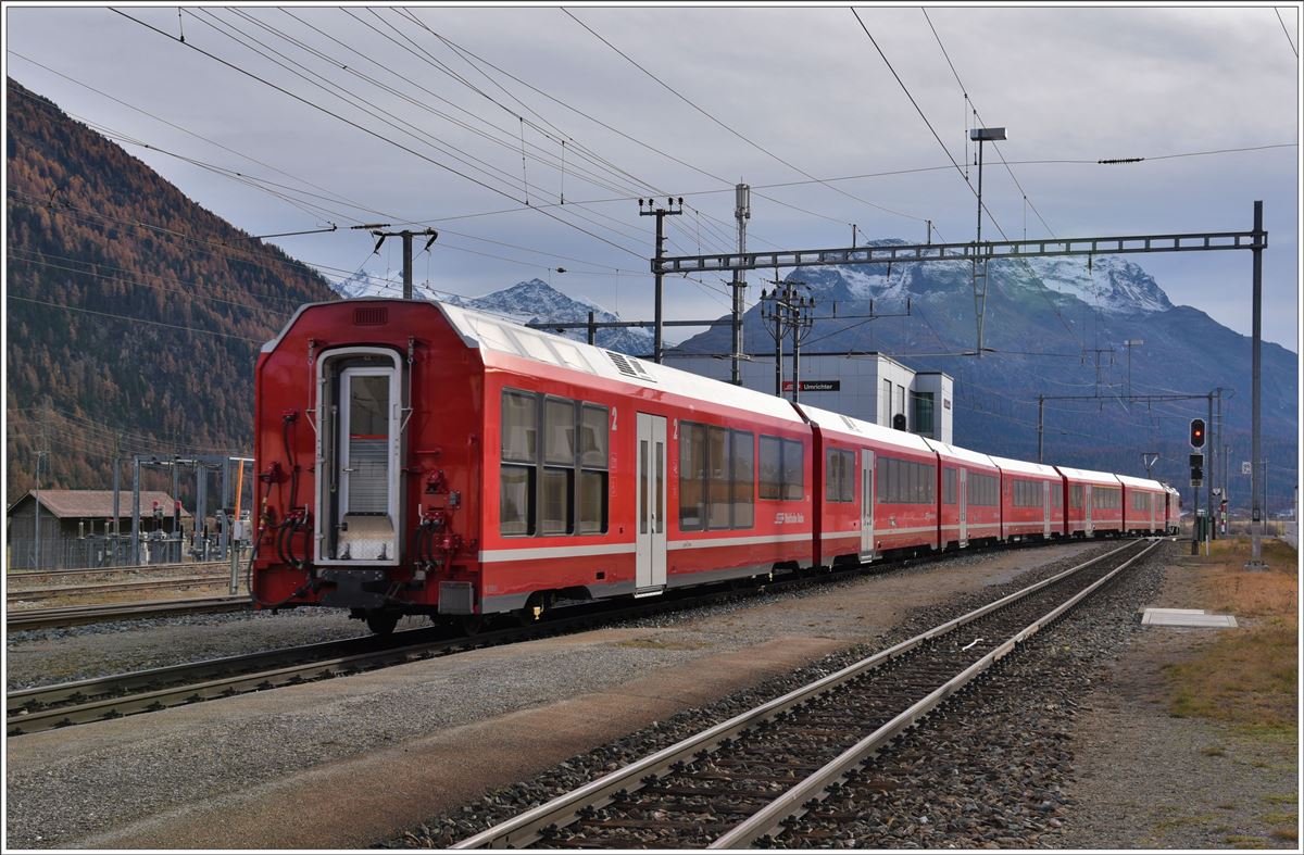 RE1343 mit Ge 4/4 II 629  Tiefencastel  und AGZ Wagen in Bever. Hier sind die Fenster im letzten Abteil zu sehen, die sich elektrisch öffnen lassen.(02.11.2016)