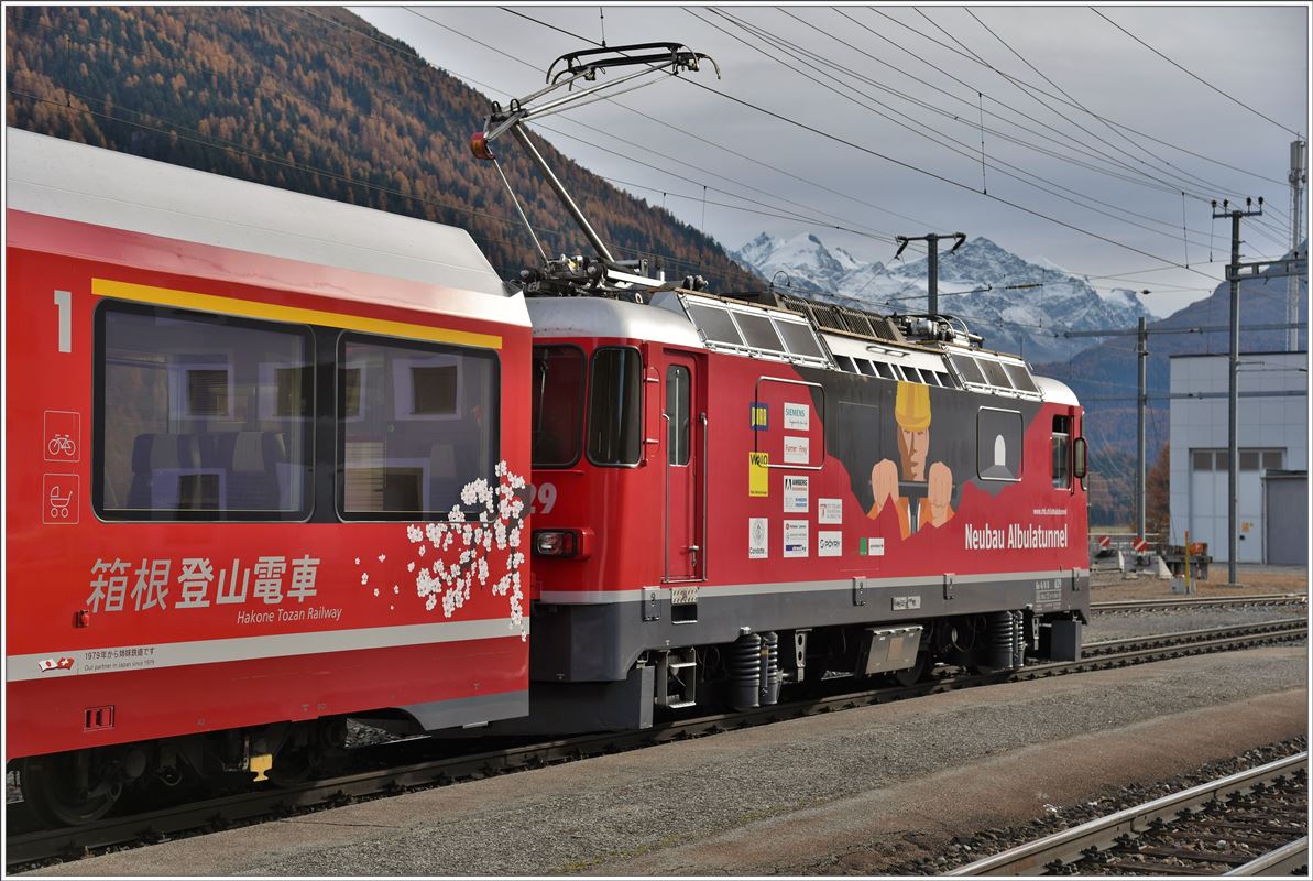RE1343 mit Ge 4/4 II 629  Tiefencastel  und AGZ Wagen in Bever. (02.11.2016)