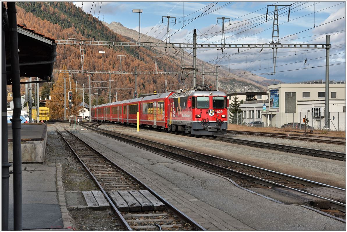 RE1343 mit Ge 4/4 II 629  Tiefencastel  und AGZ Wagen in Bever. (02.11.2016)
