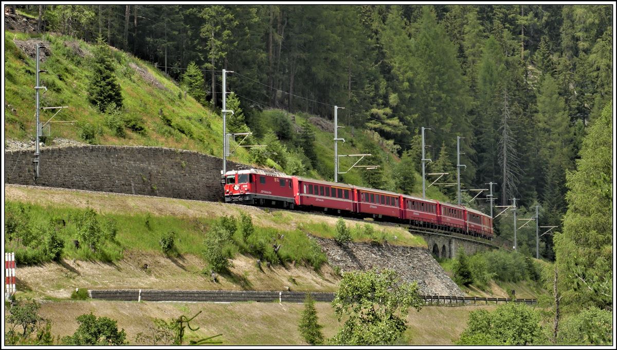 RE1343 nach St.Moritz mit Ge 4/4 II 624  Celerina/Schlarigna  zwischen Susch und Zernez. (19.07.2020)
