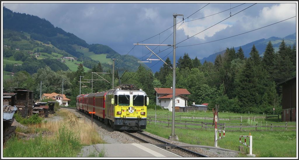 RE1350 aus St.Moritz mit der Ge 4/4 II 611  Landquart  bei der Station Seewis-Valzeine. (18.06.2015)
