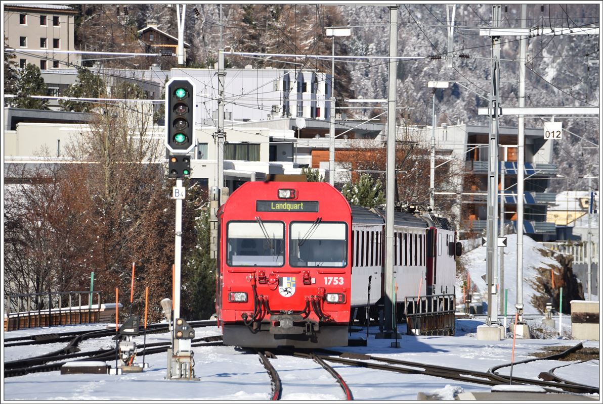 RE1350 mit Steuerwagen 1753 via Vereina nach Landquart verlässt Samedan. (08.11.2016)