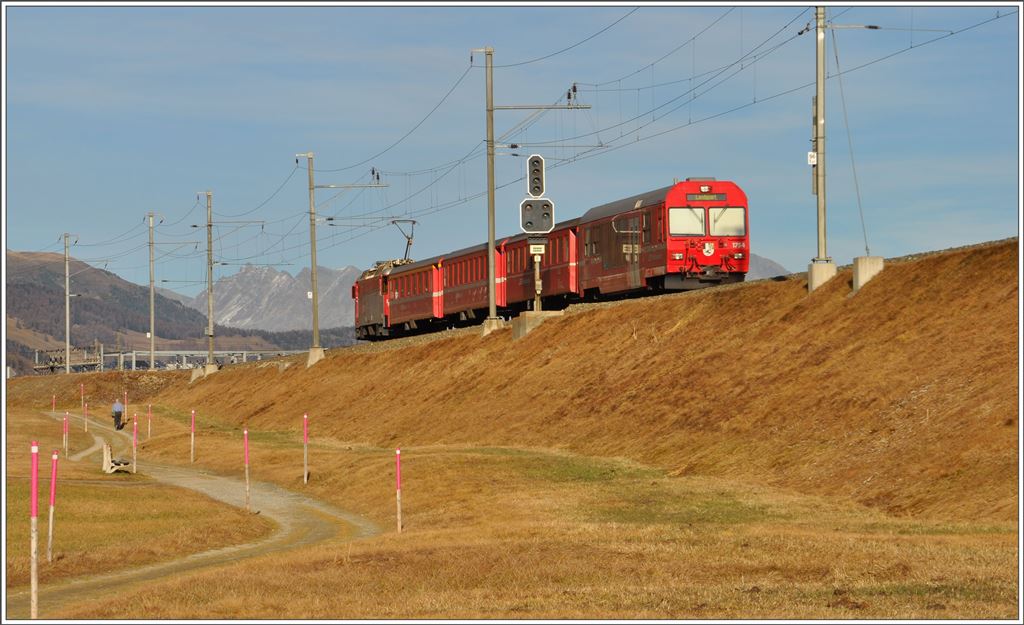 RE1350 nach Landquart mit Ge 4/4 II 623  Bonaduz   zwischen Samedan und Bever. (16.11.2015)