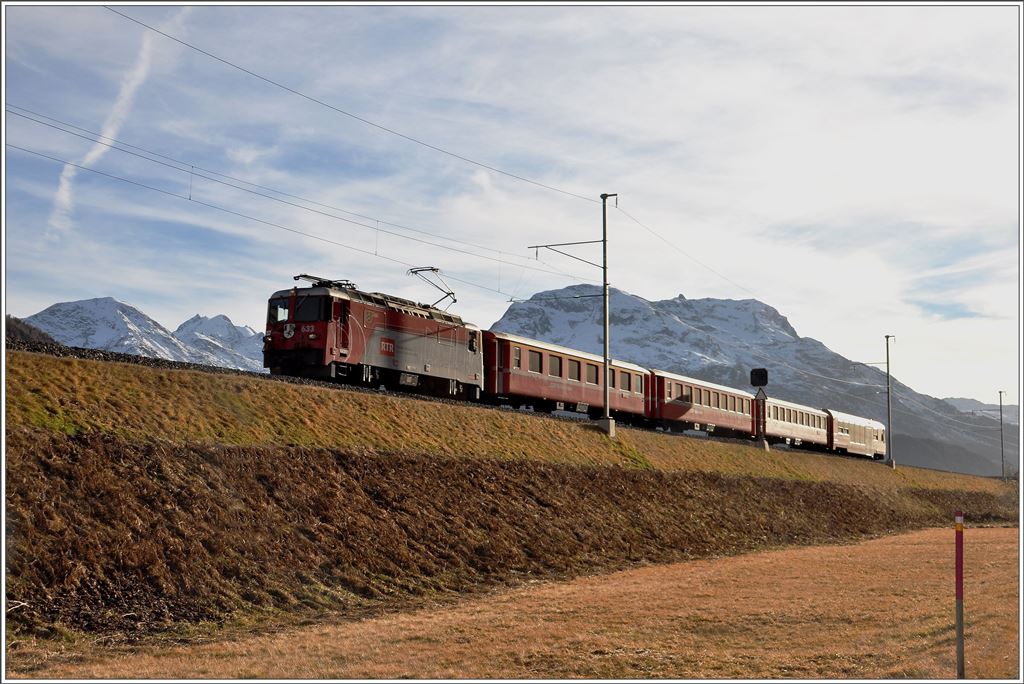 RE1350 nach Landquart mit Ge 4/4 II 623  Bonaduz   zwischen Samedan und Bever. (16.11.2015)