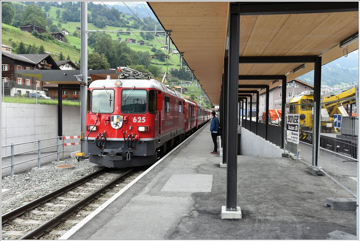 RE1354 aus St.Moritz mit Ge 4/4 II 625  Küblis  trifft in Küblis ein. (30.08.2016)