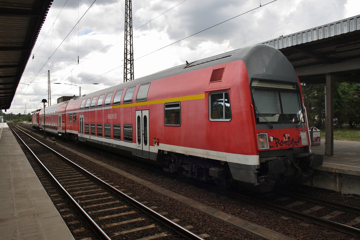 RE14 (RE17737) nach Dessau Hauptbahnhof wartet am 1.8.2016 im Magdeburger Hauptbahnhof auf Ausfahrt.