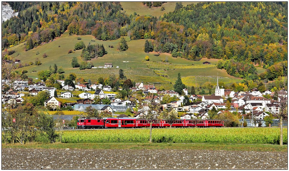 RE1438 mit Ge 4/4 II 612  Thusis  und ein neuer Bt aus St.Moritz bei Malans. (31.10.2018)