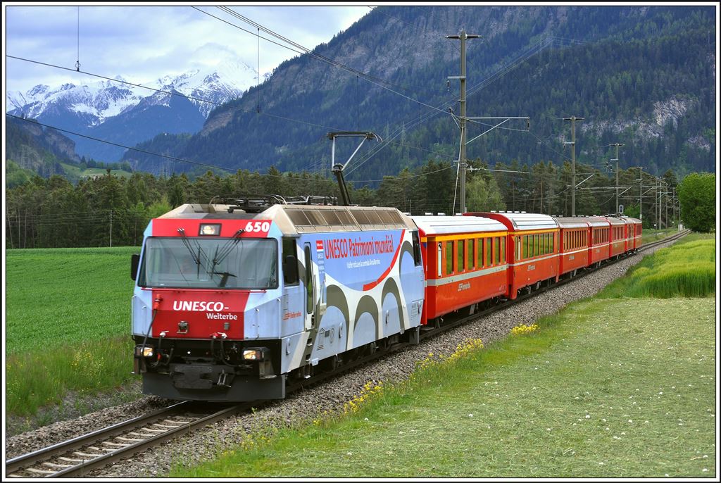 RE144 mit Ge 4/4 III 650  Seewis-Valzeina  bei Cazis. (17.05.2014)