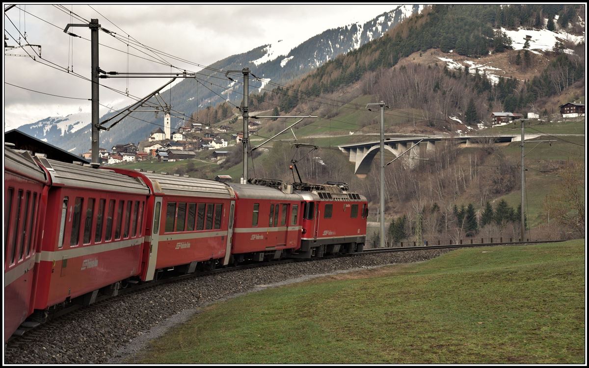 RE1721 nach Disentis mit Ge 4/4 II 613  Domat/Ems  bei Rabius-Surrein. (10.04.2019)